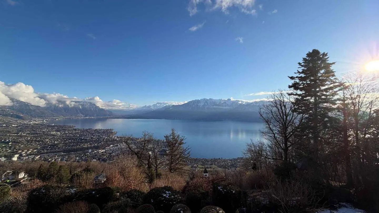 Villa bucolica con vista mozzafiato sul lago e sulle montagne - Foto 3 di 11