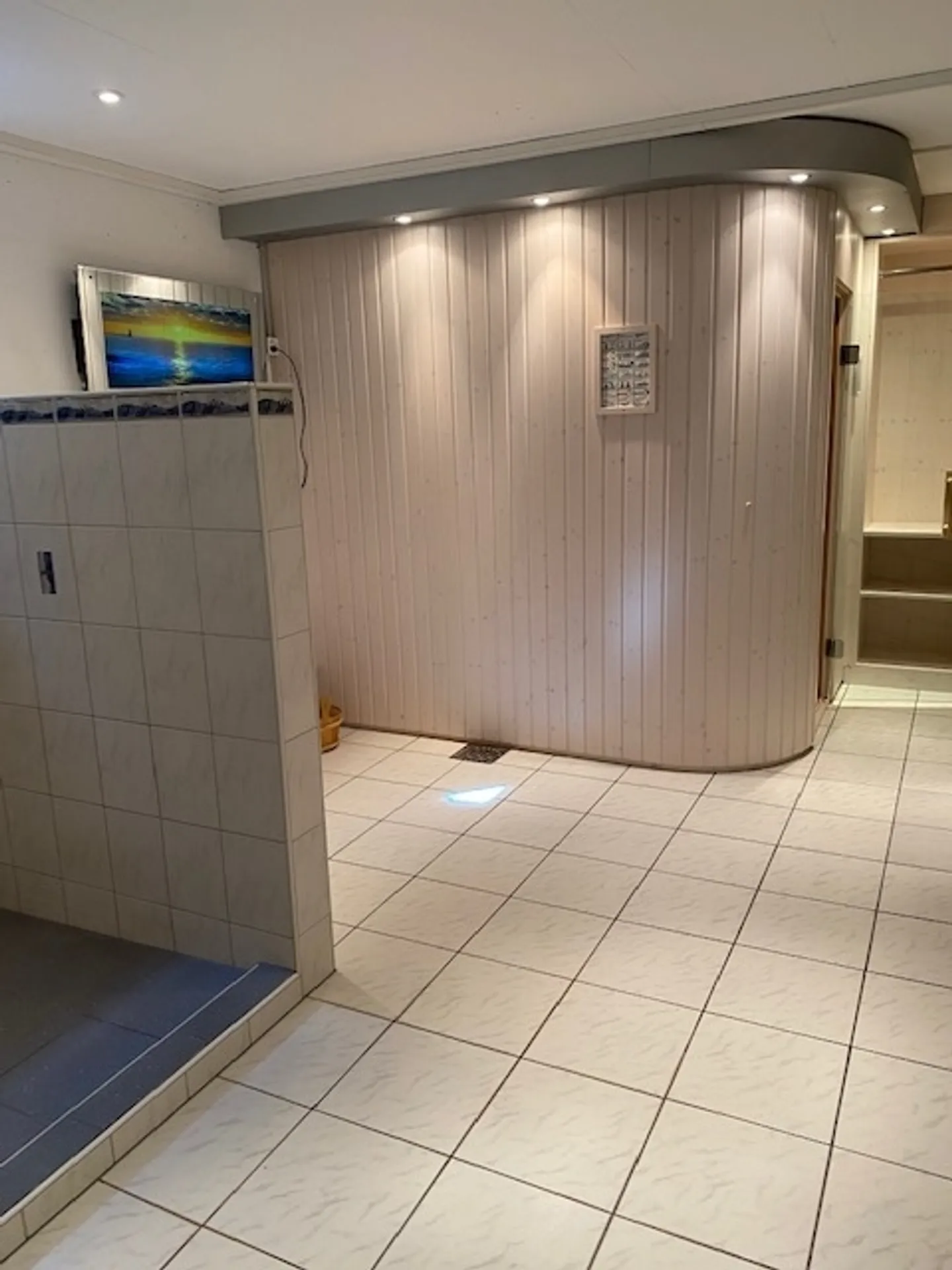 Top penthouse (furnished) with breathtaking view - Photo 12 of 13