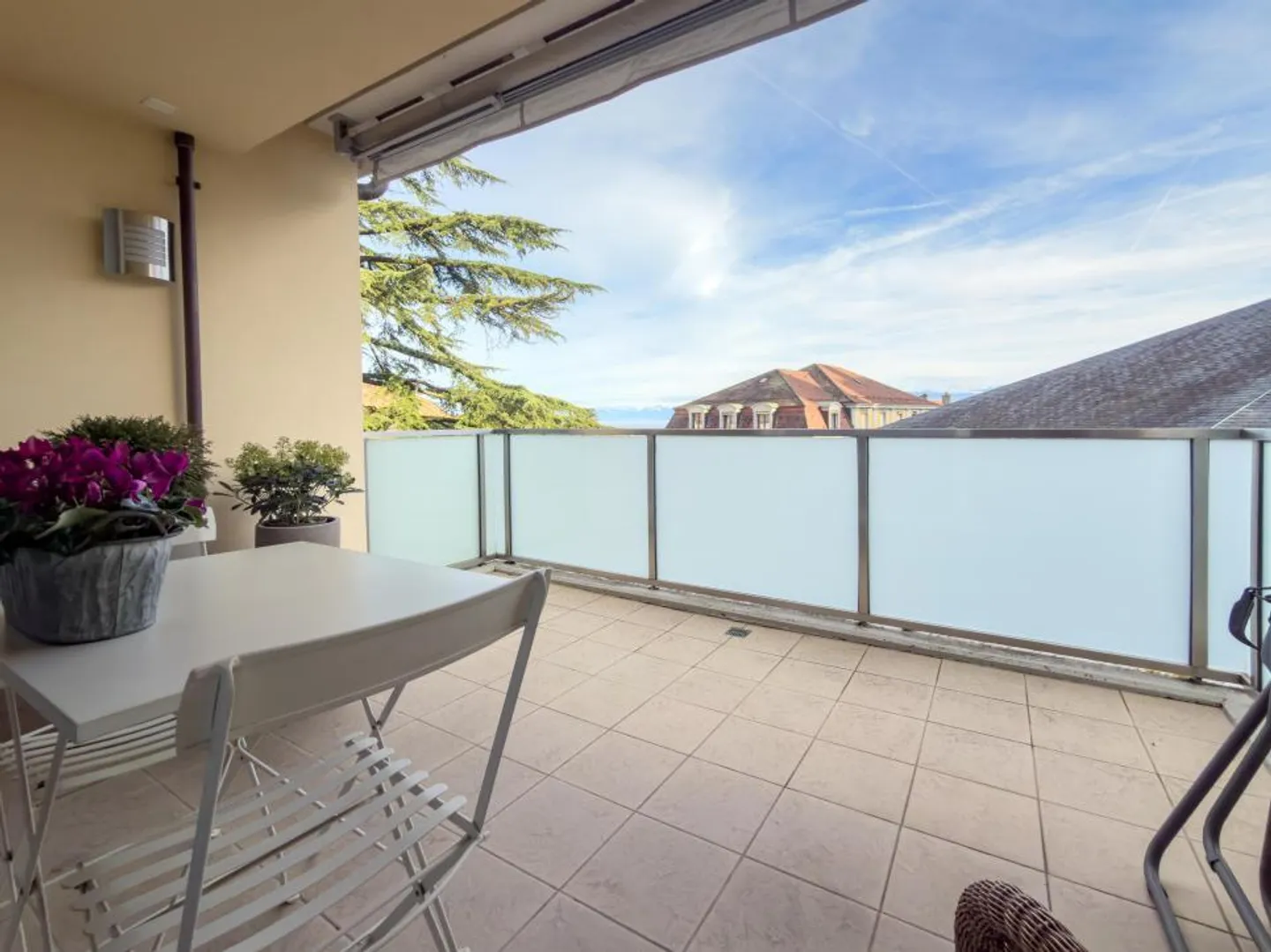 City center lake and castle view - Photo 2 of 4