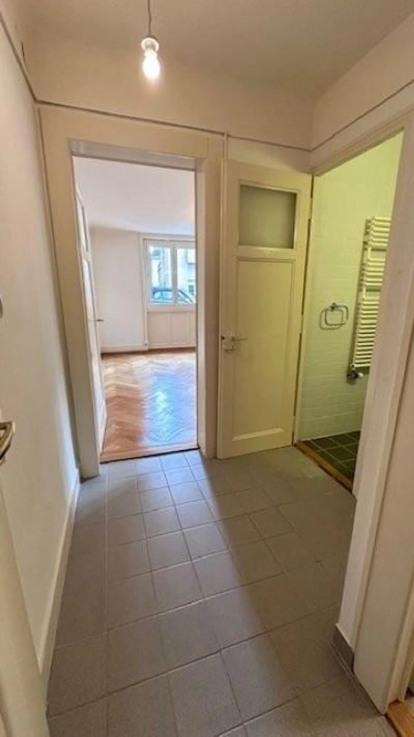 Studio in Av. de Cour! - Foto 3 di 5