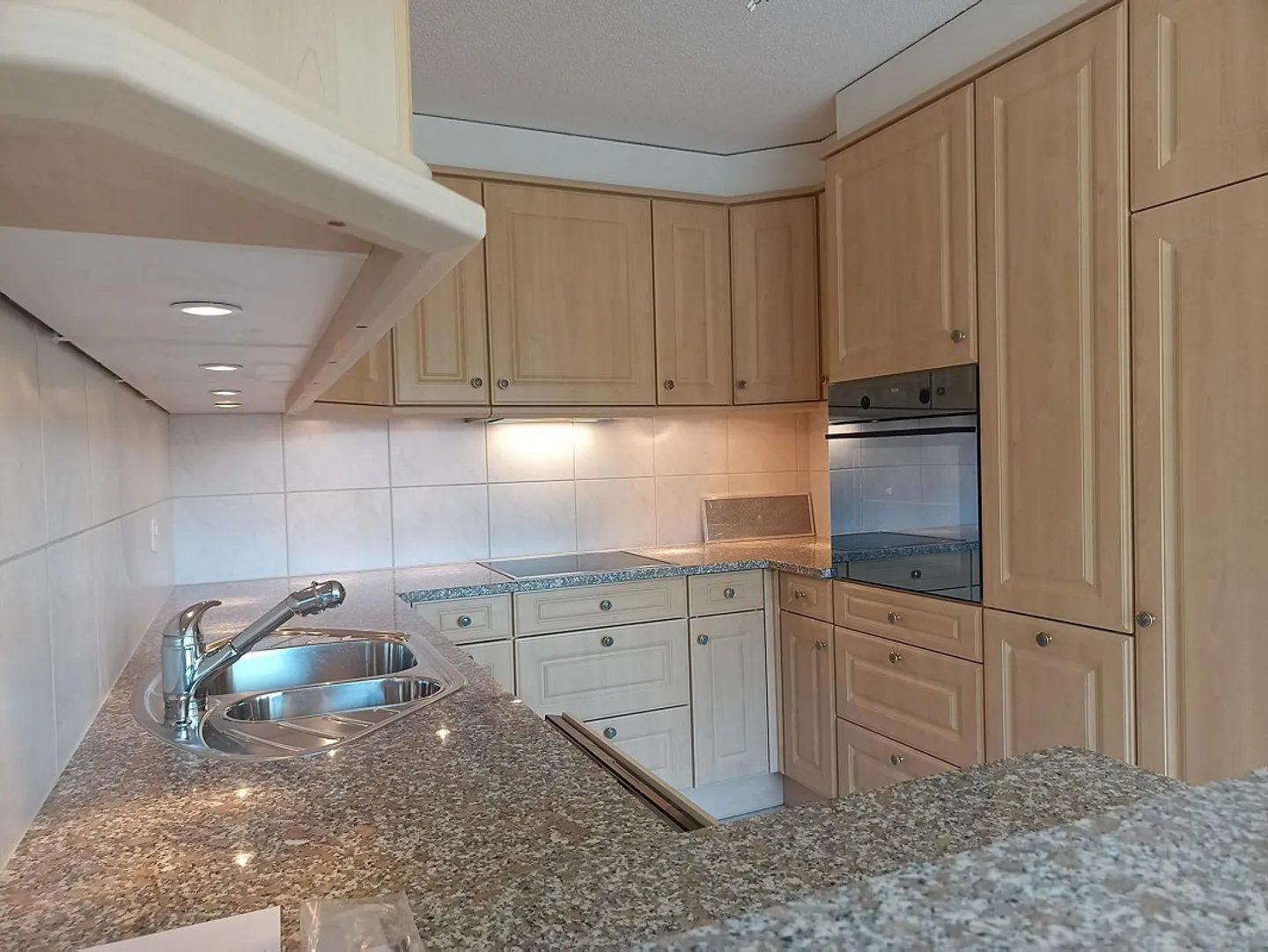 Ampio appartamento soleggiato con vista - Foto 3 di 9