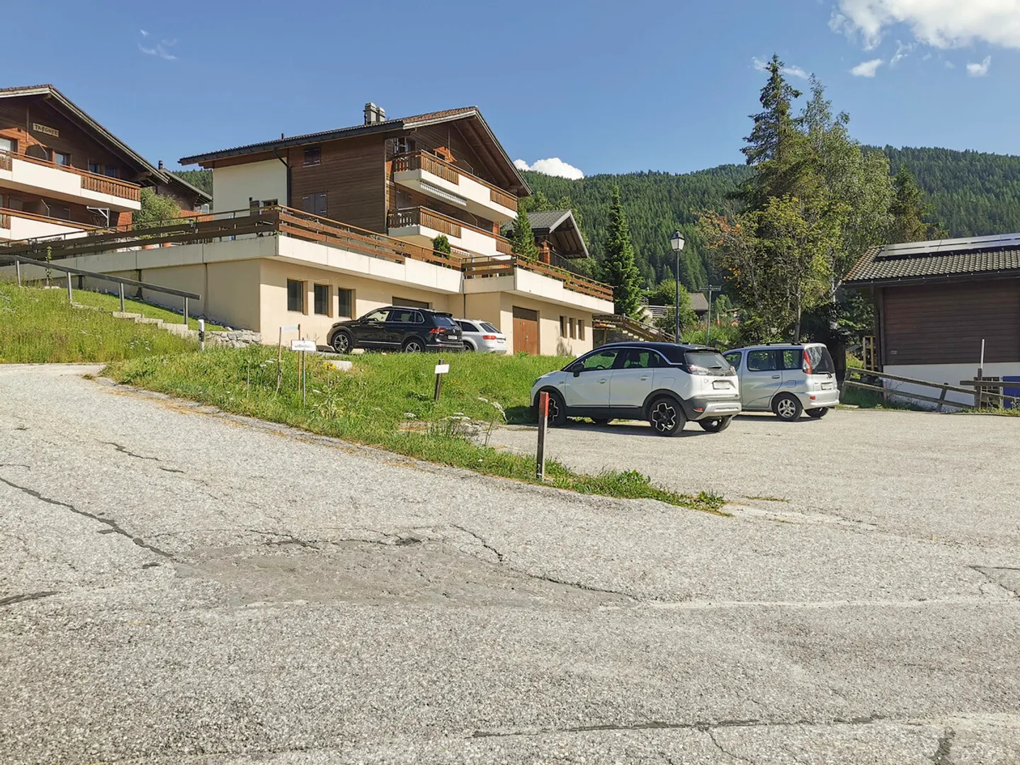 Place de parking dans un emplacement central à Bürchen (zone de maisons de vacances) - Photo 4 sur 4