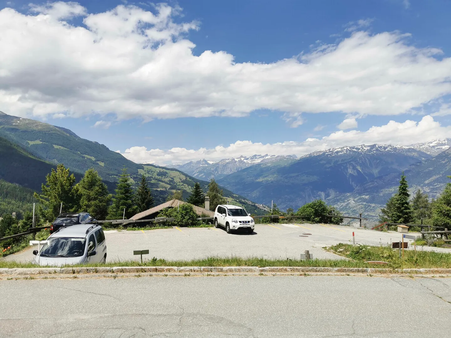 Place de parking dans un emplacement central à Bürchen (zone de maisons de vacances) - Photo 1 sur 4