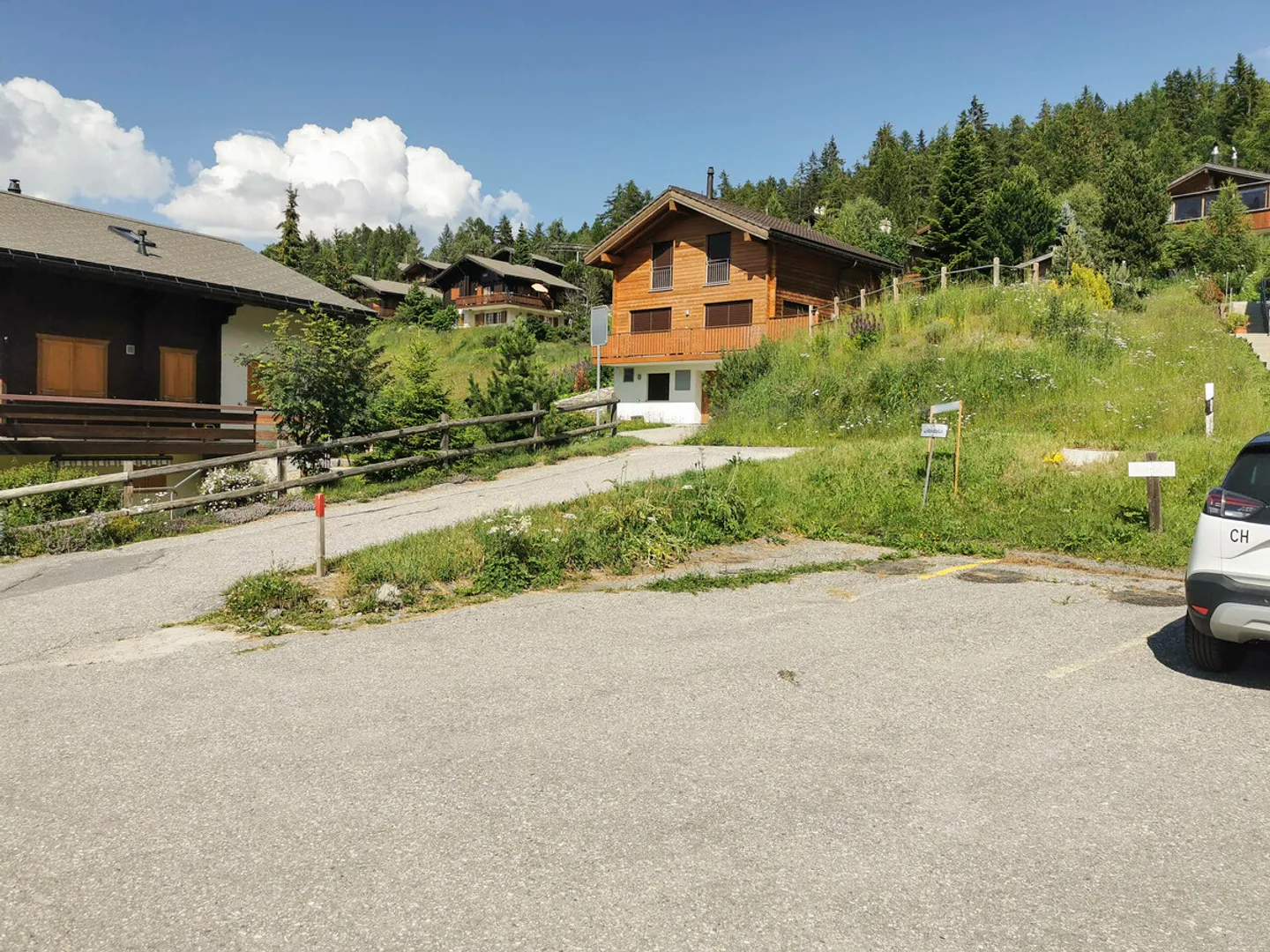 Place de parking dans un emplacement central à Bürchen (zone de maisons de vacances) - Photo 3 sur 4