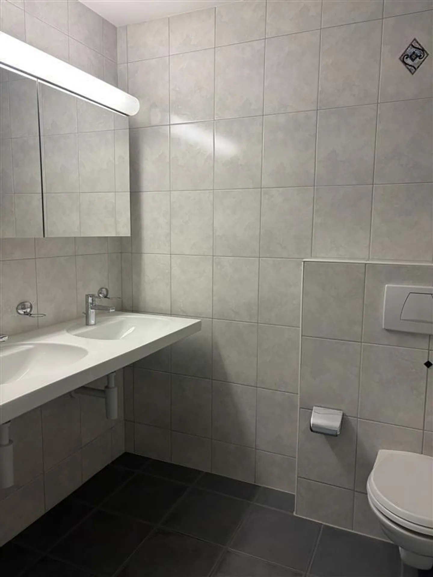 Ampio appartamento di 3,5 locali nel cuore di Pratteln - Foto 8 di 9