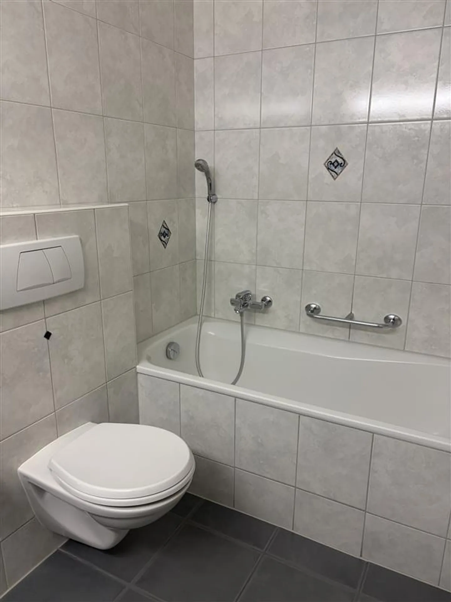 Ampio appartamento di 3,5 locali nel cuore di Pratteln - Foto 9 di 9