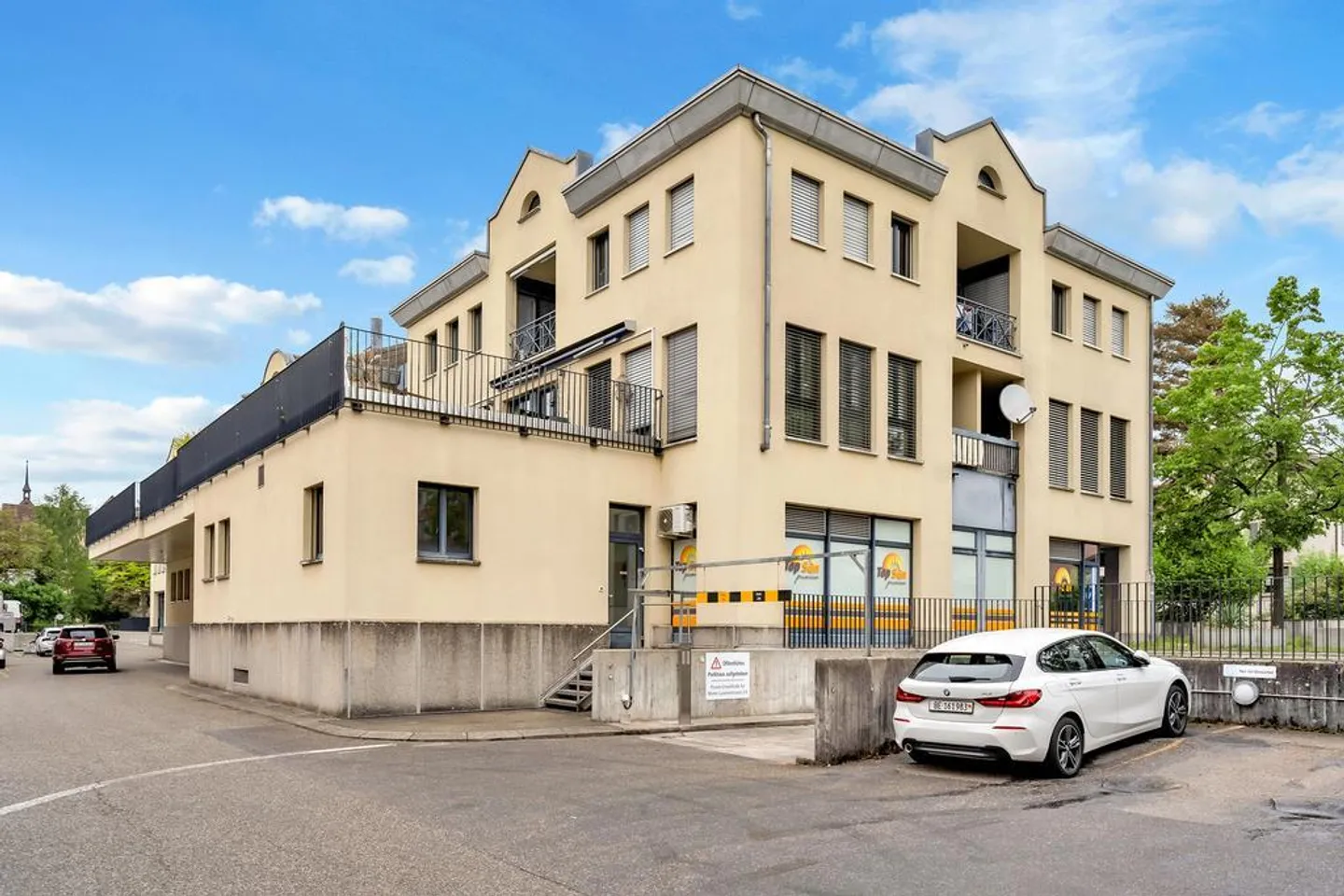 Double parking space near the train station for rent - Photo 2 of 2