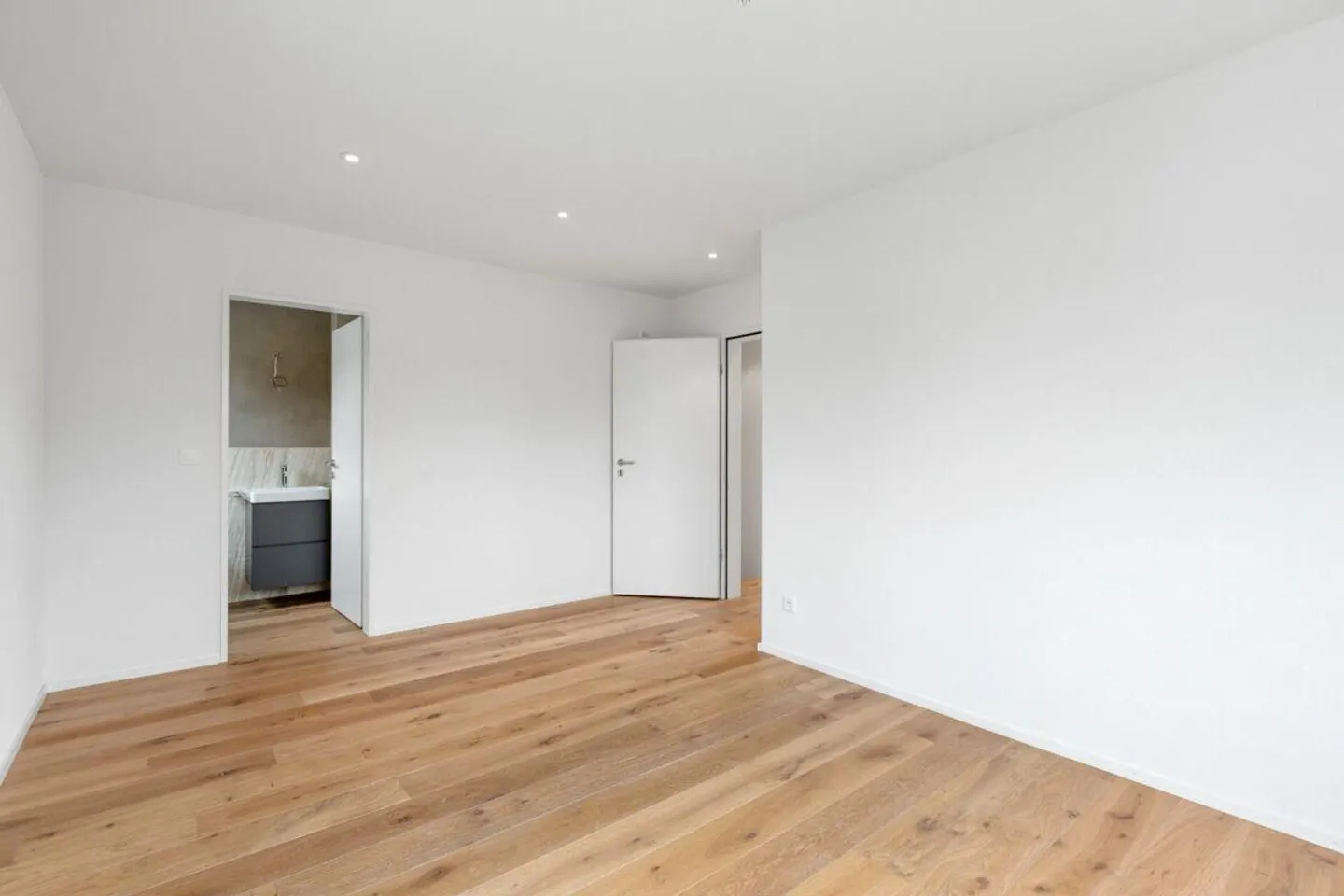 Maison jumelée de haute qualité avec jardin et deux places de stationnement dans le garage souterrain dans un emplacement calme - Photo 11 sur 17