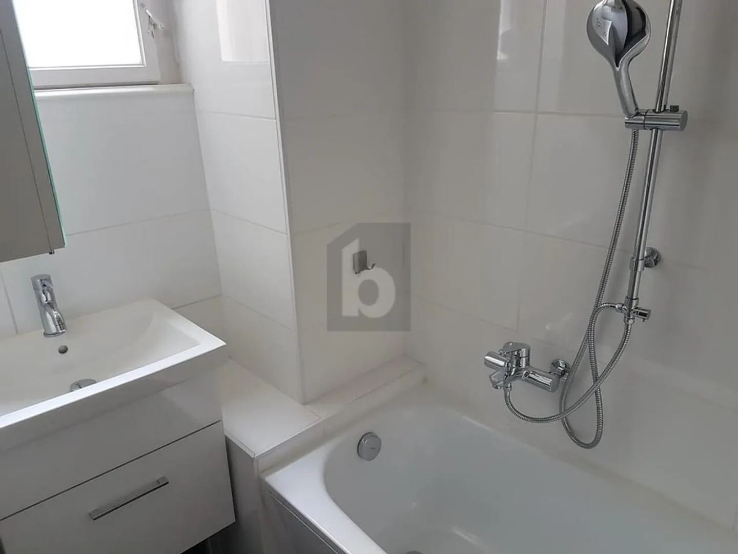 LICHTDURCHFLUTET MIT HOHEN DECKEN - Foto 3 von 6