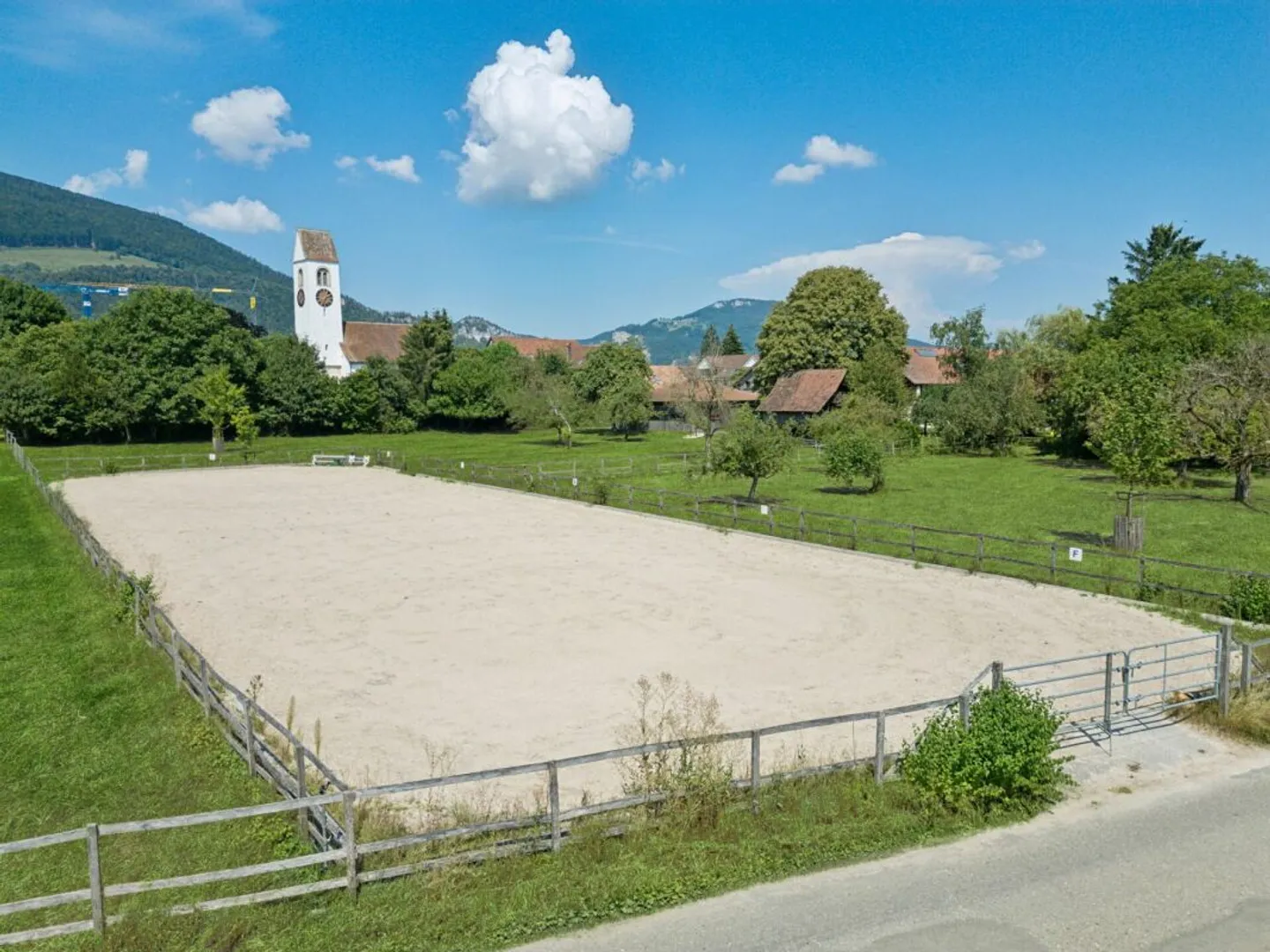PROPRIÉTÉ ÉQUESTRE AVEC 4 UNITÉS RÉSIDENTIELLES, ARENE EN SABLE ET ZONE DE LONGE OVALE - Photo 4 sur 15