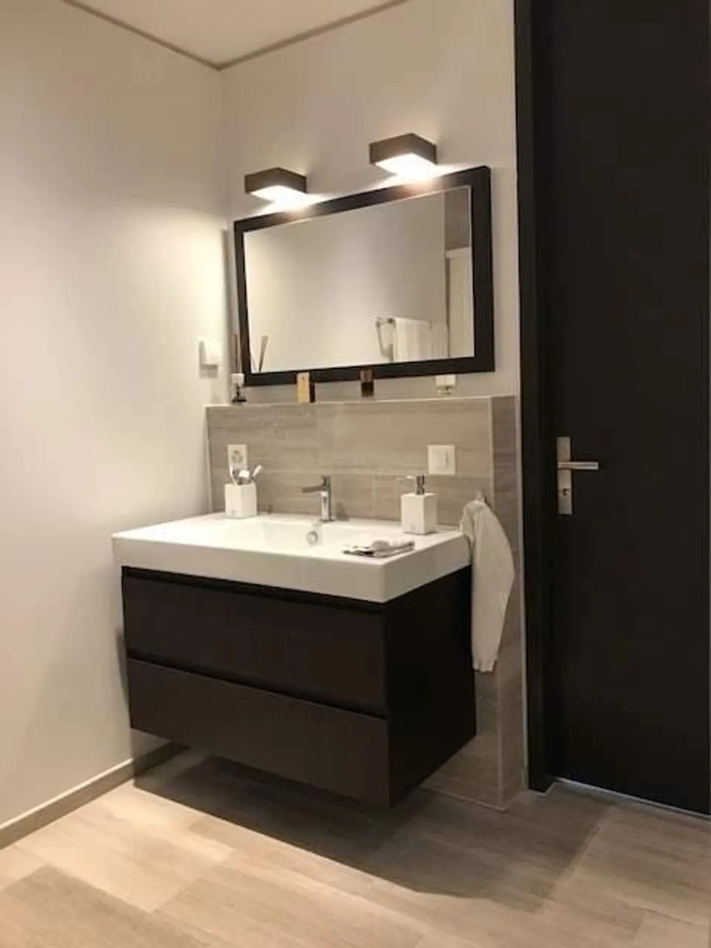 Stylish apartment on the 16th floor of the Limmat Tower with breathtaking views - Photo 6 of 8