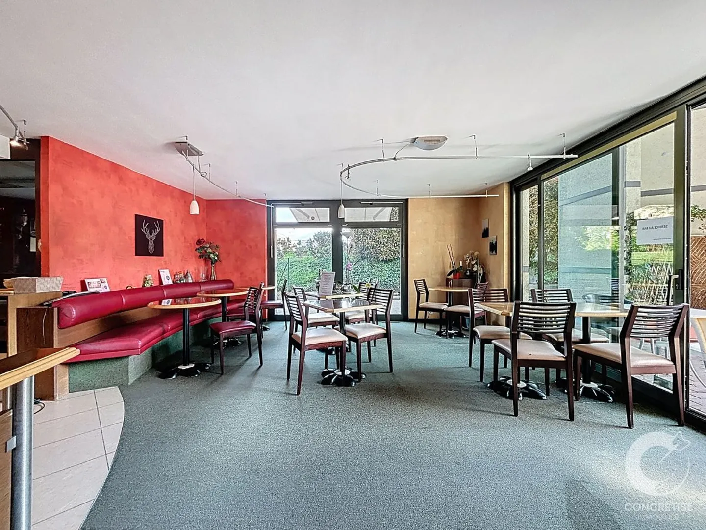 Investimento attraente locali luminosi con attrezzature e area esterna | Route du Stand 70, Nyon - Foto 4 di 12