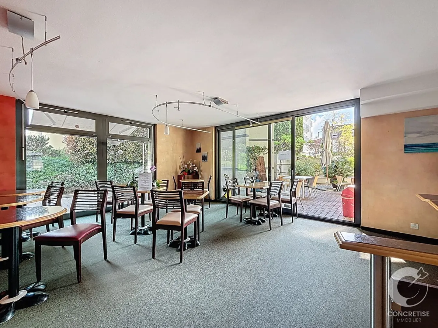 Investimento attraente locali luminosi con attrezzature e area esterna | Route du Stand 70, Nyon - Foto 5 di 12