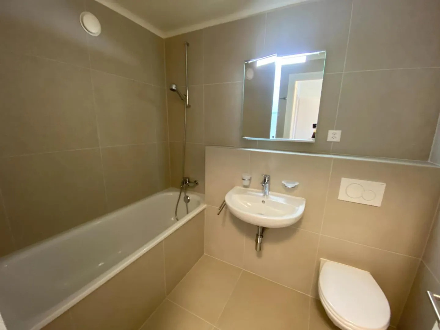 Schöne 5-Zimmer-Wohnung mit Schwimmbad - Foto 5 von 7