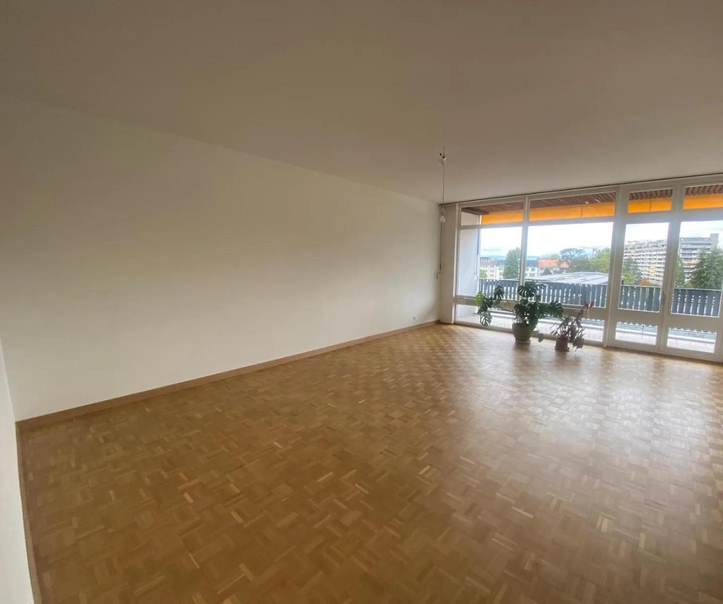 Schöne 5-Zimmer-Wohnung mit Schwimmbad - Foto 1 von 7