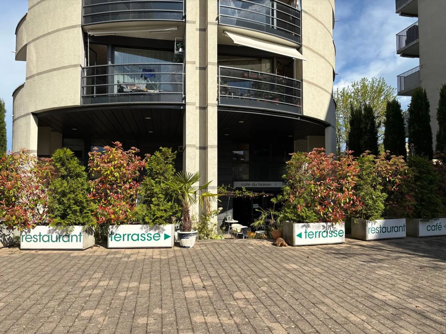 Investimento attraente locali luminosi con attrezzature e area esterna | Route du Stand 70, Nyon - Foto 1 di 12