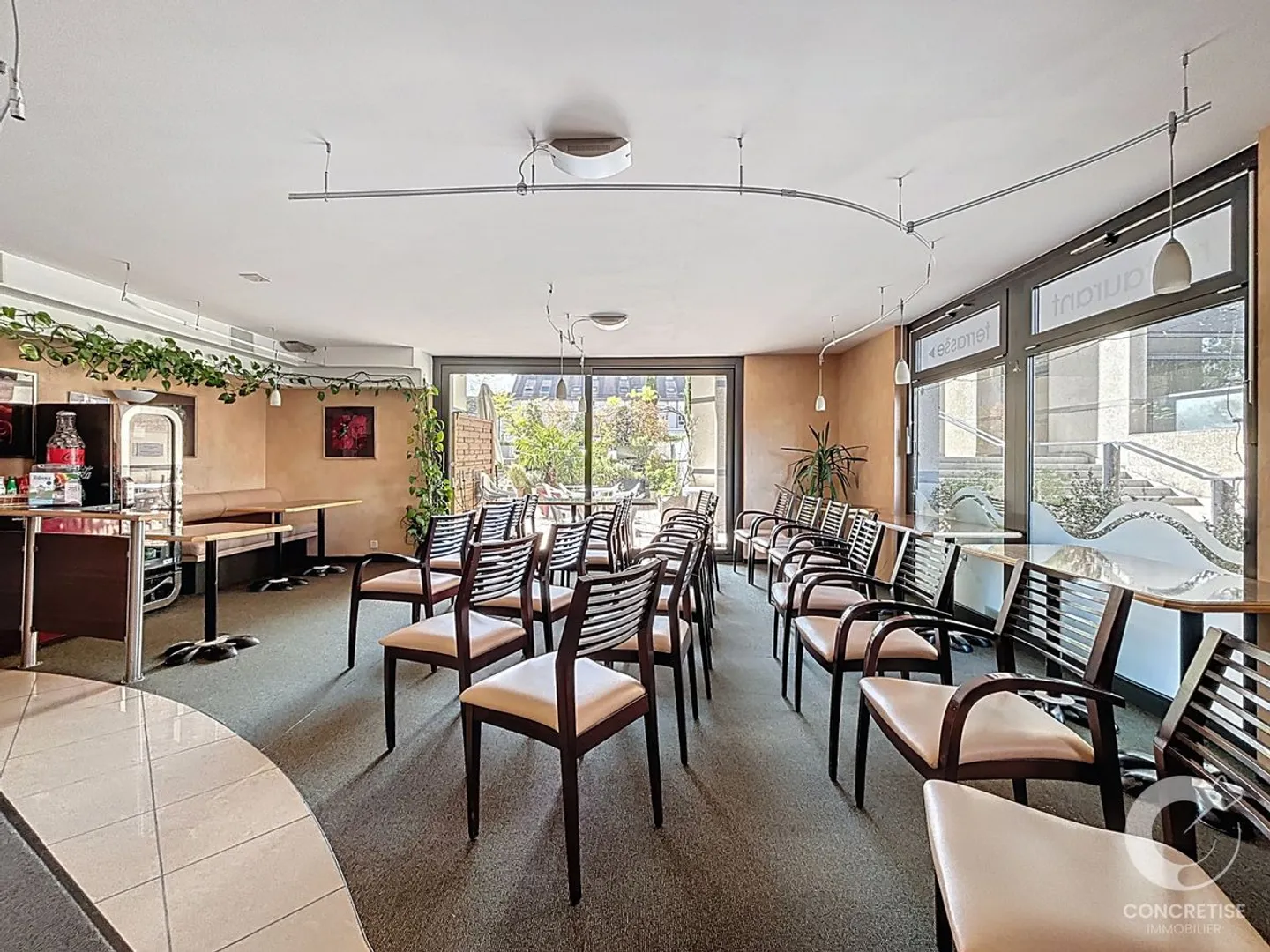 Investimento attraente locali luminosi con attrezzature e area esterna | Route du Stand 70, Nyon - Foto 6 di 12