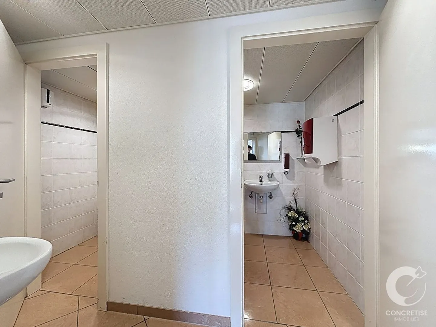 Investimento attraente locali luminosi con attrezzature e area esterna | Route du Stand 70, Nyon - Foto 8 di 12