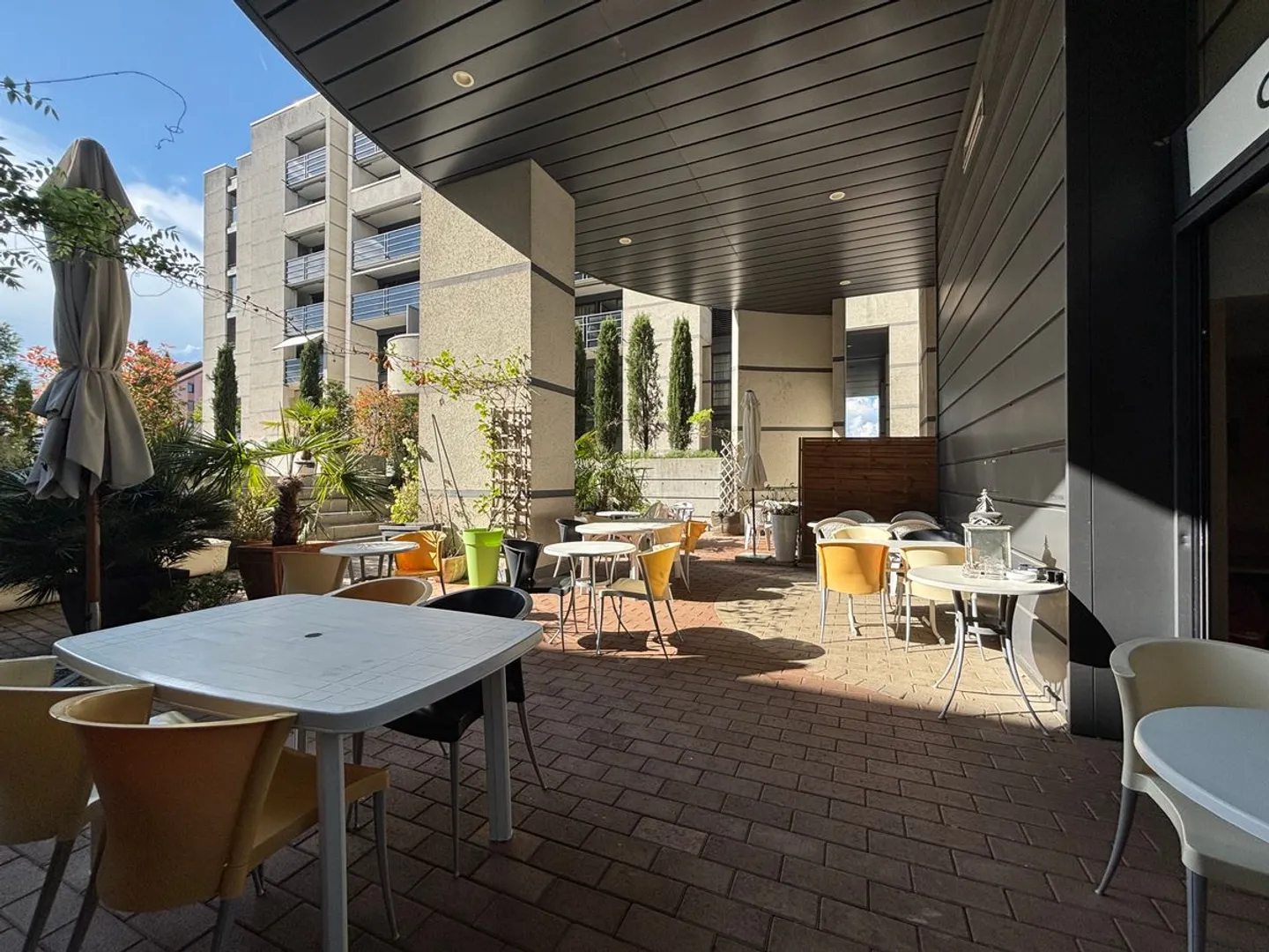 Investimento attraente locali luminosi con attrezzature e area esterna | Route du Stand 70, Nyon - Foto 9 di 12