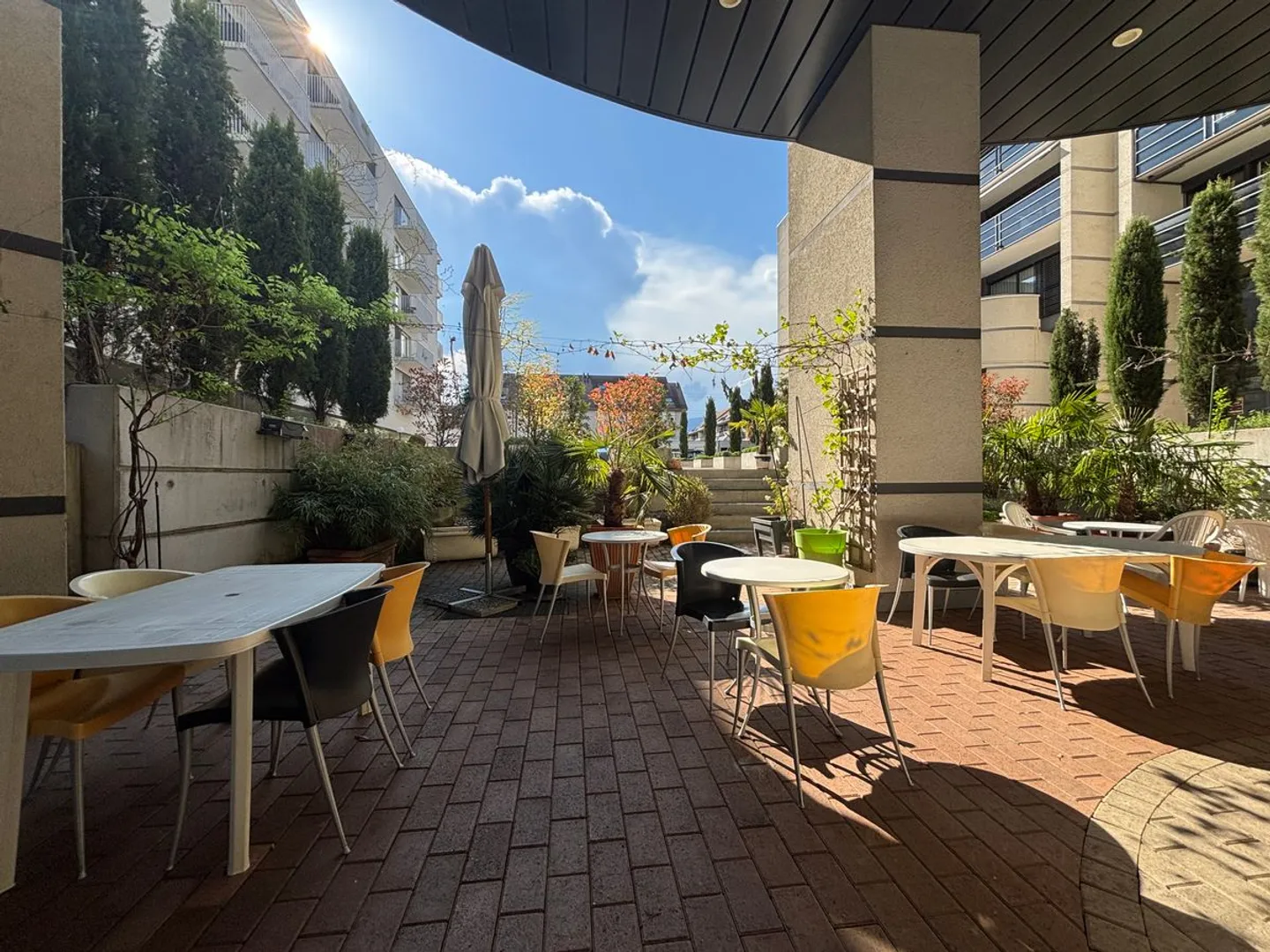 Investimento attraente locali luminosi con attrezzature e area esterna | Route du Stand 70, Nyon - Foto 10 di 12