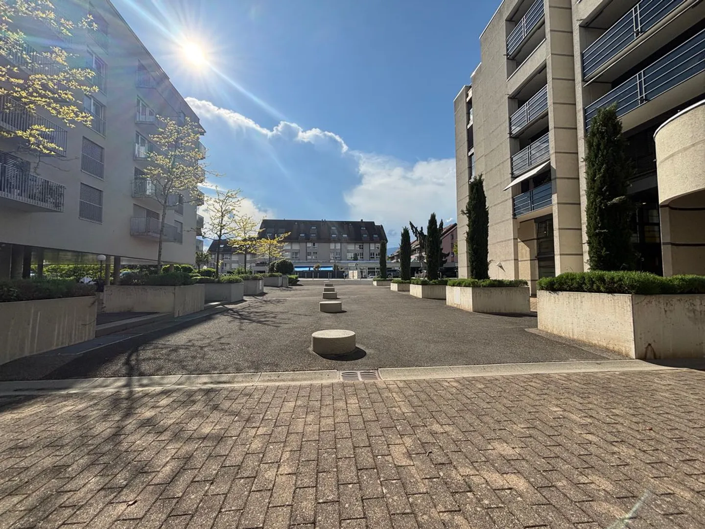 Investimento attraente locali luminosi con attrezzature e area esterna | Route du Stand 70, Nyon - Foto 11 di 12