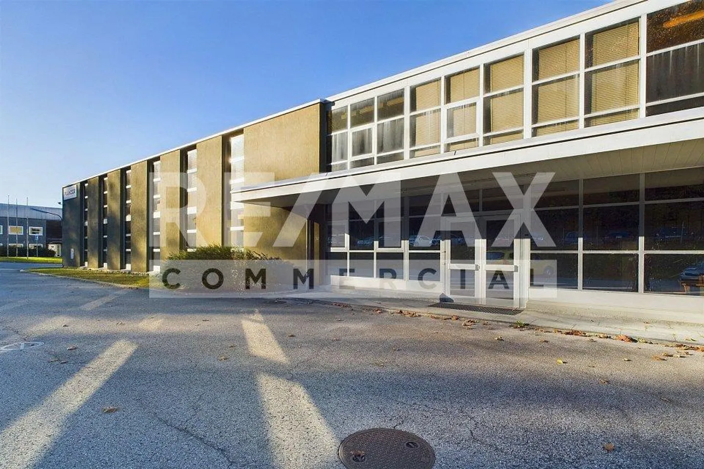 Ampio spazio commerciale in una zona industriale, ideale come ufficio/pratica - Foto 1 di 13