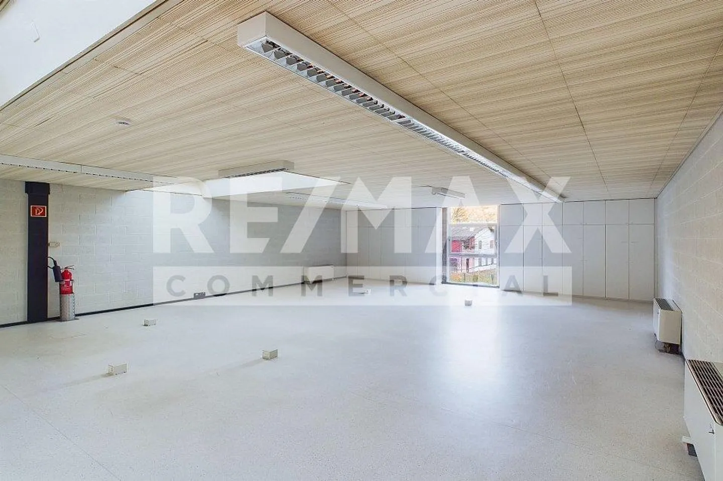 Ampio spazio commerciale in una zona industriale, ideale come ufficio/pratica - Foto 9 di 13