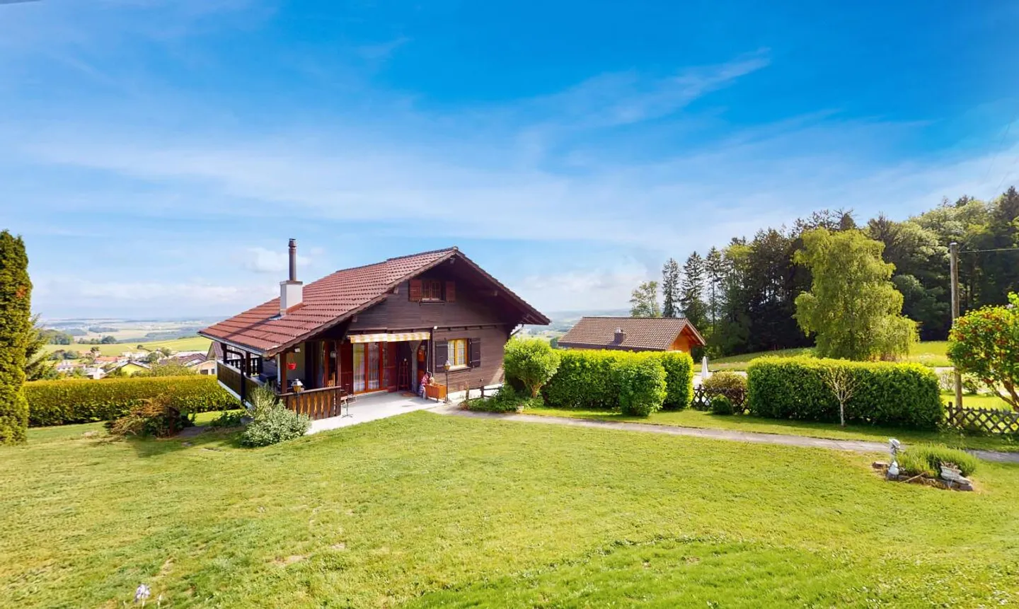 Chalet di charme con vista panoramica e potenziale di ampliamento - Foto 1 di 13