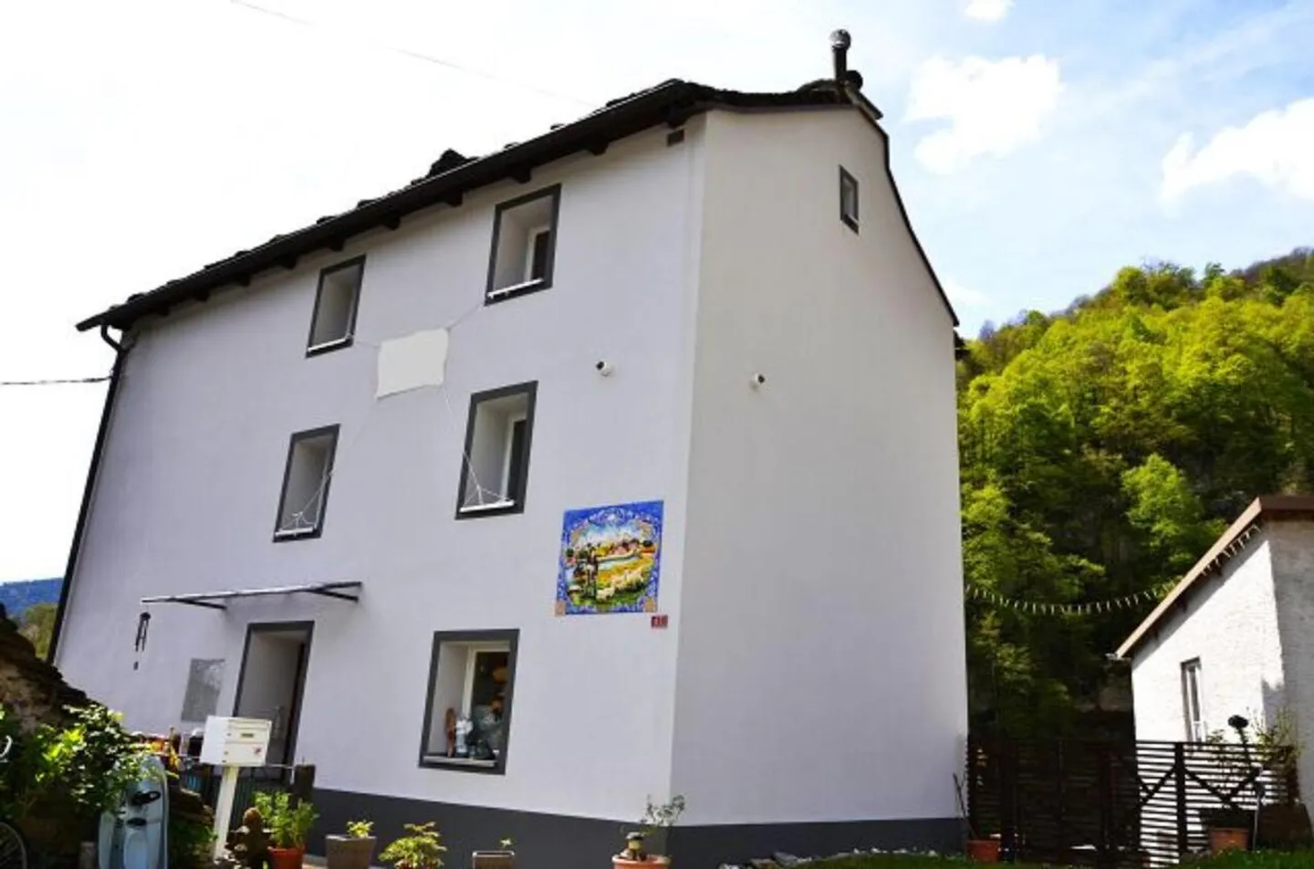 Maison individuelle de 6 1/2 pièces avec grand terrain dans un emplacement très calme et ensoleillé / Belle maison de 6,5 pièces avec grand terrain - Photo 1 sur 13