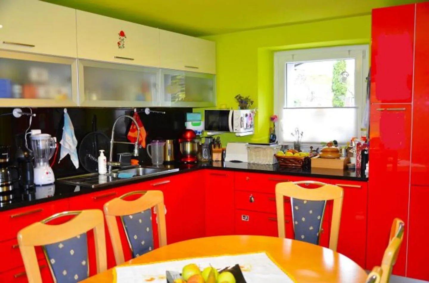 Maison individuelle de 6 1/2 pièces avec grand terrain dans un emplacement très calme et ensoleillé / Belle maison de 6,5 pièces avec grand terrain - Photo 5 sur 13