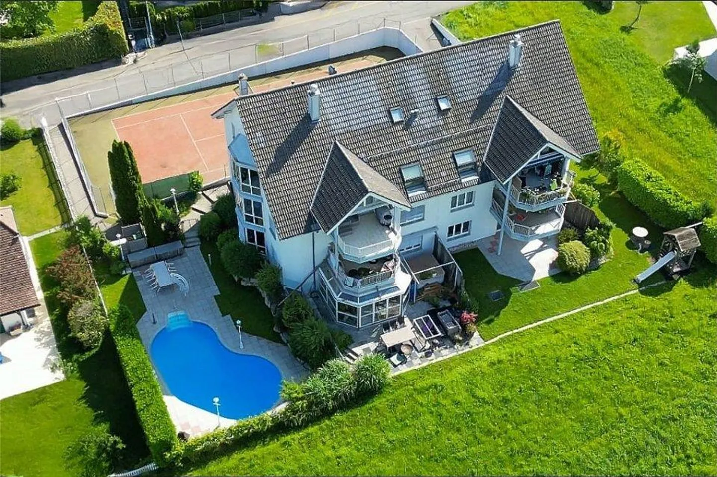 6-Room Maisonette Apartment in a Quiet Location with Pool and Tennis Court - Photo 1 of 8