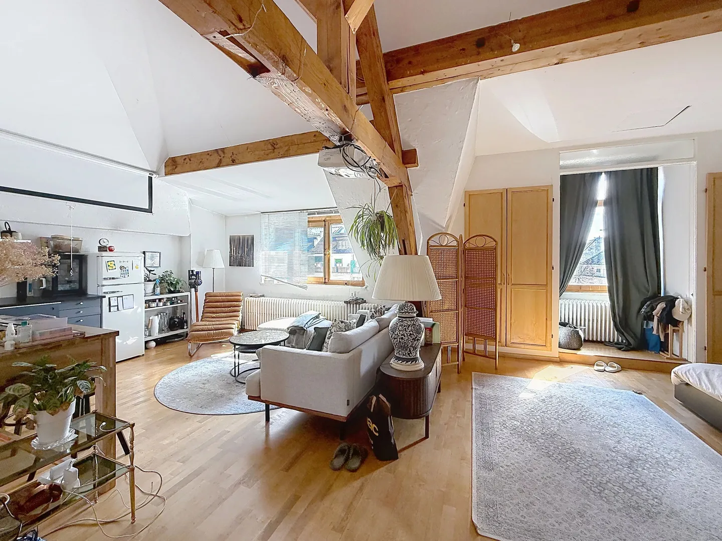 Spacious Apartment with Garden - Photo 2 of 7