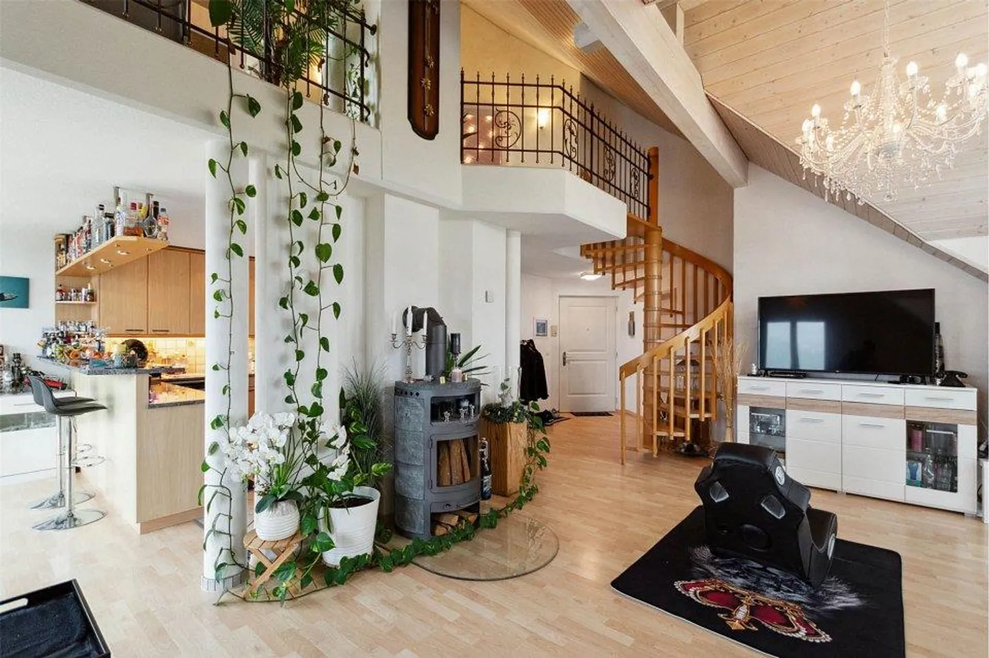 6-Room Maisonette Apartment in a Quiet Location with Pool and Tennis Court - Photo 3 of 8
