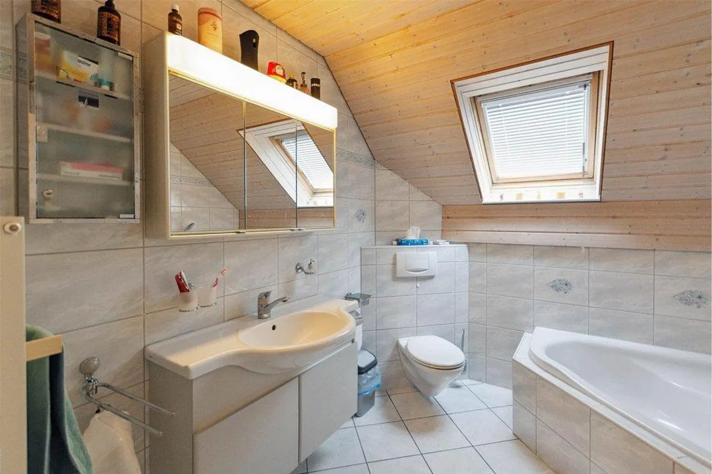 6-Room Maisonette Apartment in a Quiet Location with Pool and Tennis Court - Photo 5 of 8