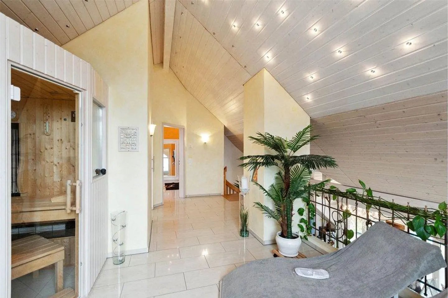 6-Room Maisonette Apartment in a Quiet Location with Pool and Tennis Court - Photo 6 of 8