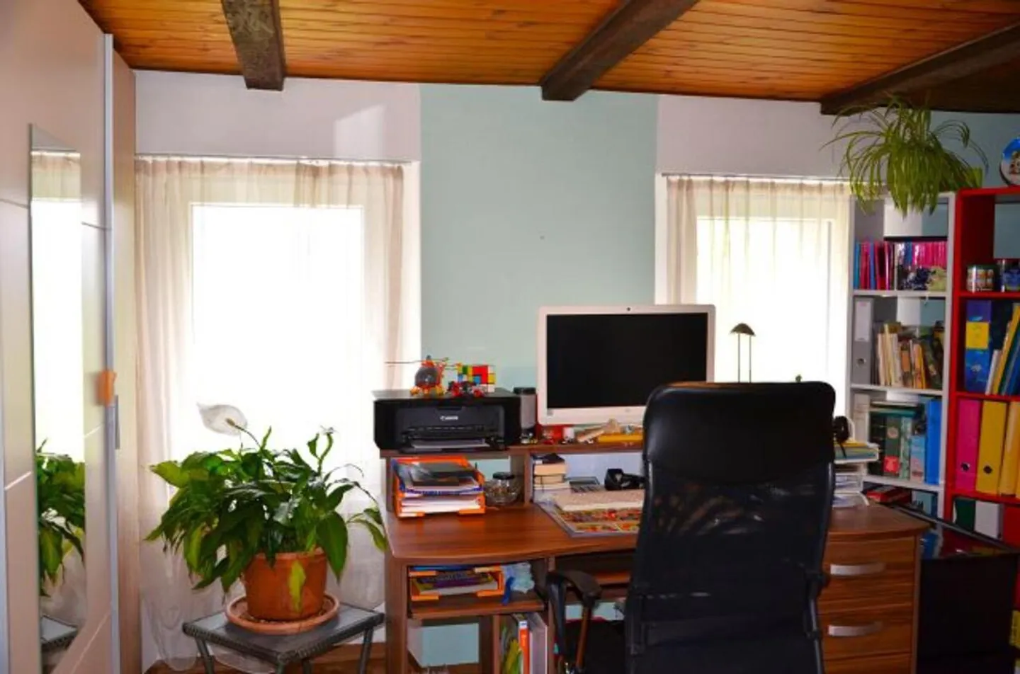 Maison individuelle de 6 1/2 pièces avec grand terrain dans un emplacement très calme et ensoleillé / Belle maison de 6,5 pièces avec grand terrain - Photo 10 sur 13