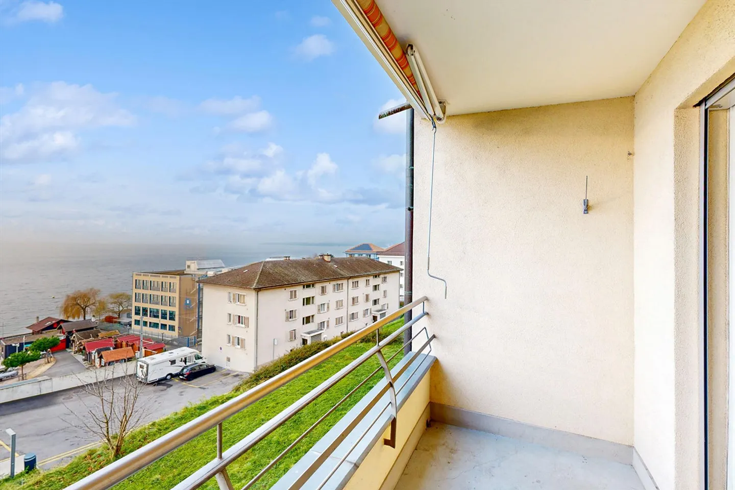Apartment with lake view - Photo 4 of 6