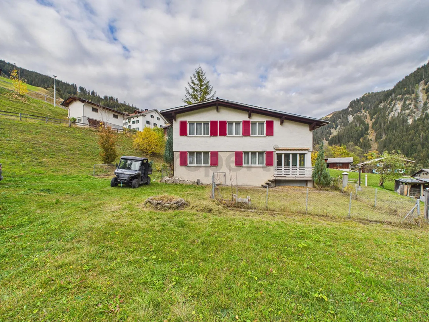 Vue spectaculaire sur la montagne, beaucoup de confidentialité et fort potentiel d'appréciation dans le Safiental ! - Photo 1 sur 14