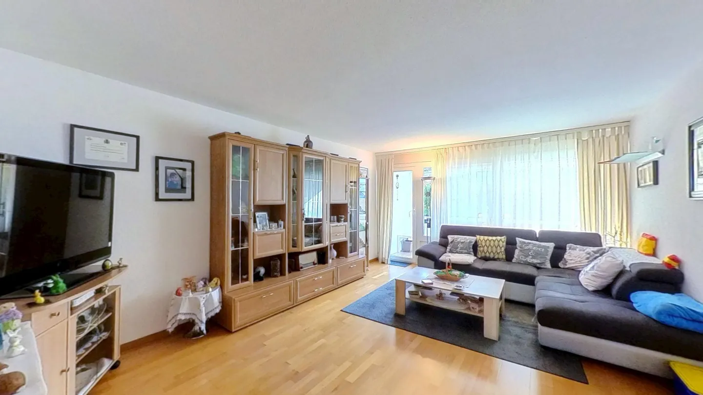 Spacious Family Apartment - Photo 2 of 10