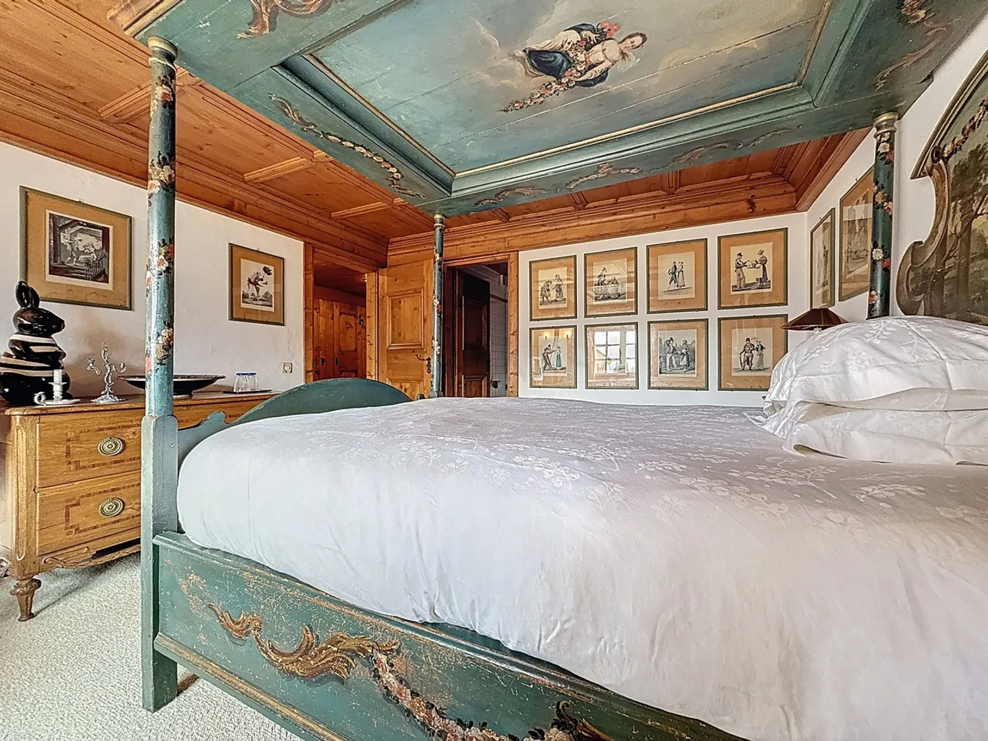 Rare item - Luxury chalet with stunning valley views - Photo 7 of 13