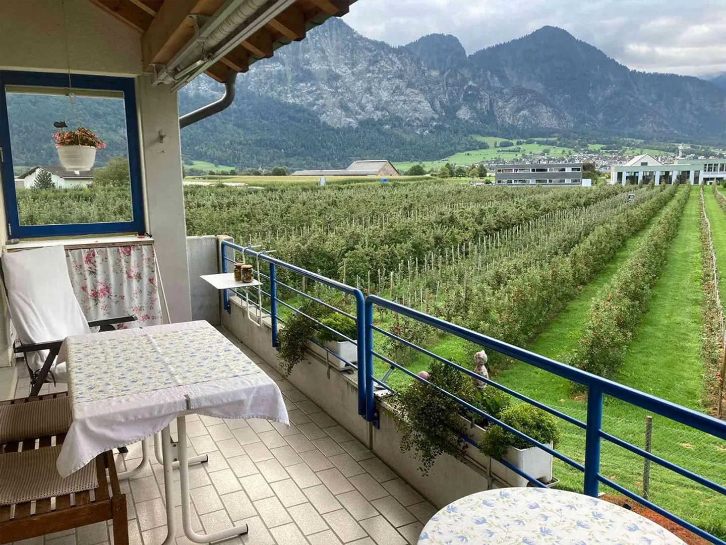 Spacious 4.5-room apartment with balcony & unobstructed view - Photo 2 of 5