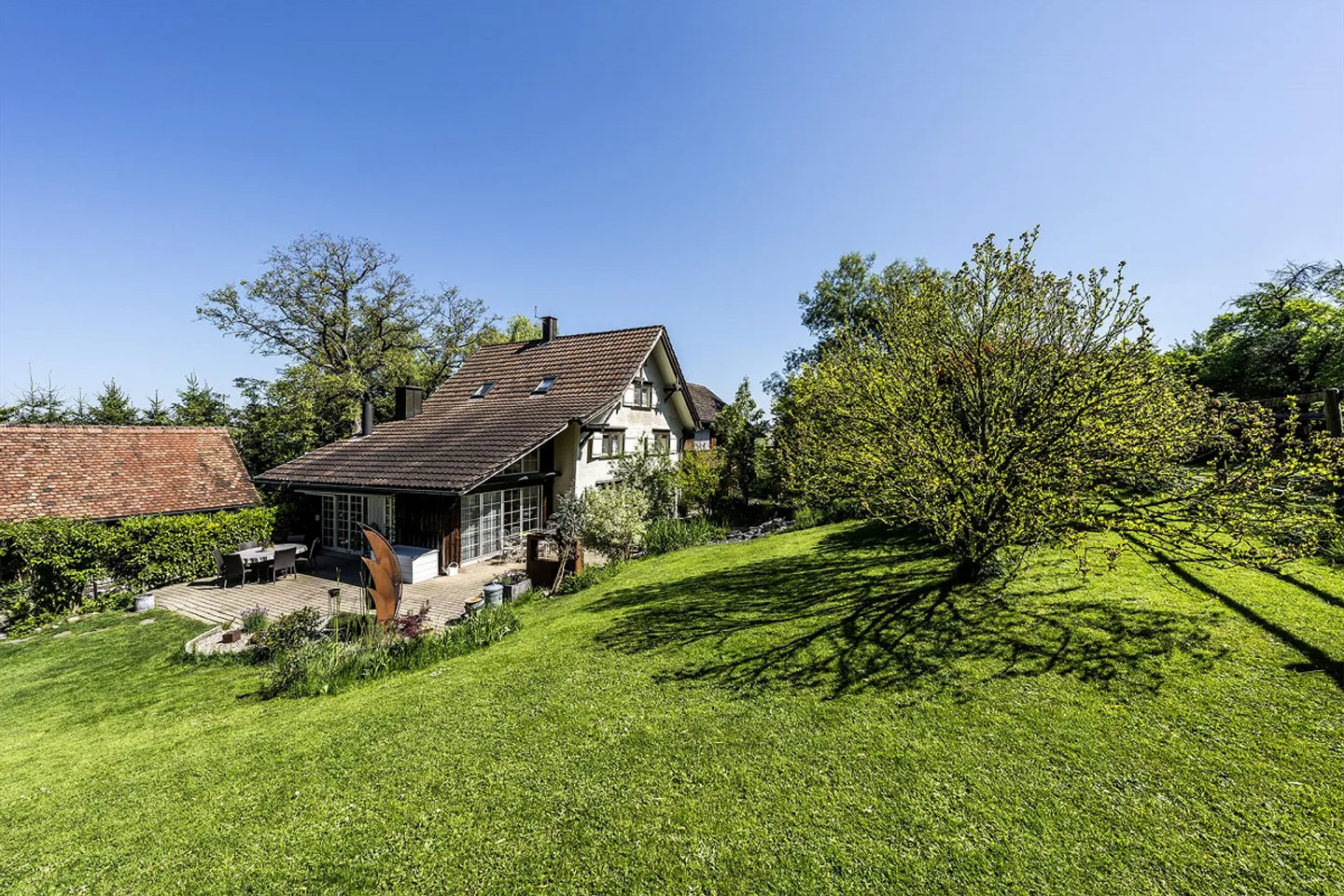 Einfamilienhaus mit Reitstall - Foto 1 von 3