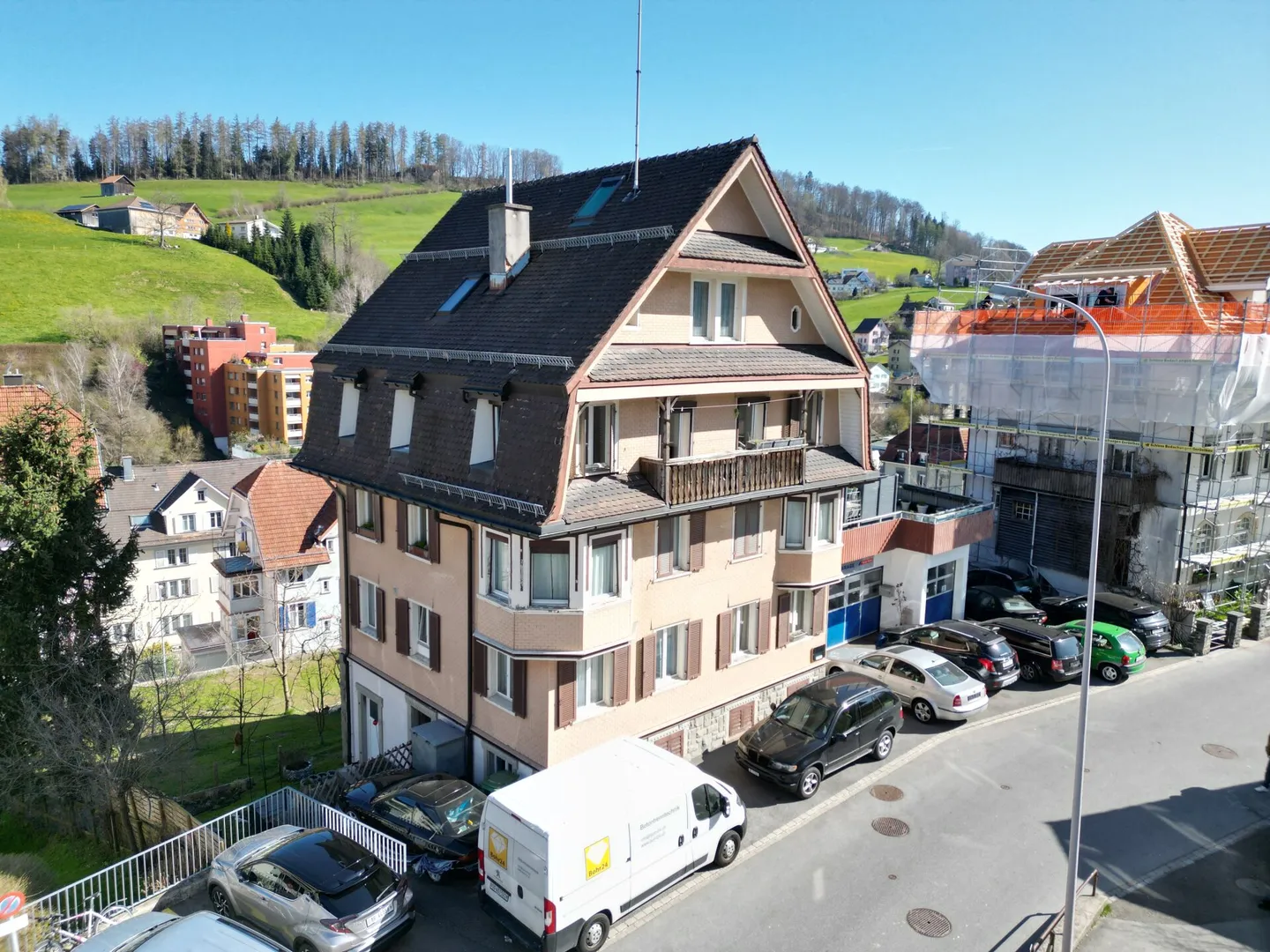 Ancien immeuble multifamilial avec atelier dans un emplacement privilégié - Photo 1 sur 4
