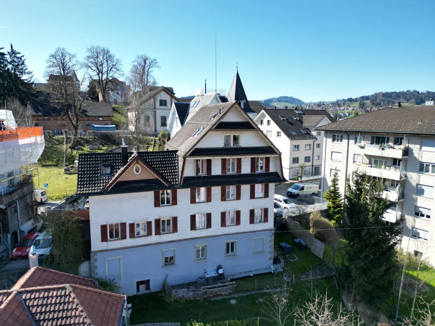Ancien immeuble multifamilial avec atelier dans un emplacement privilégié - Photo 2 sur 4