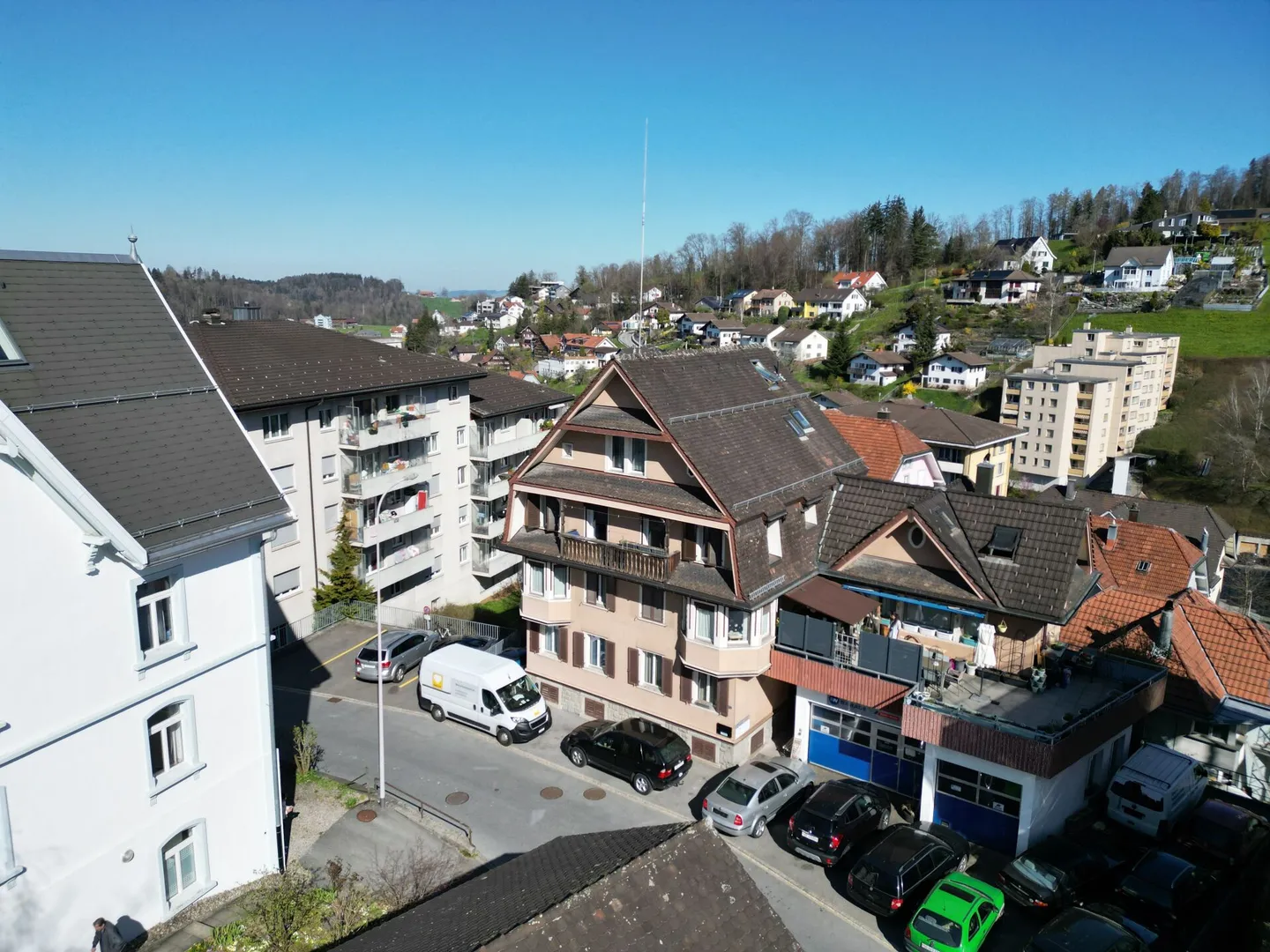 Ancien immeuble multifamilial avec atelier dans un emplacement privilégié - Photo 3 sur 4