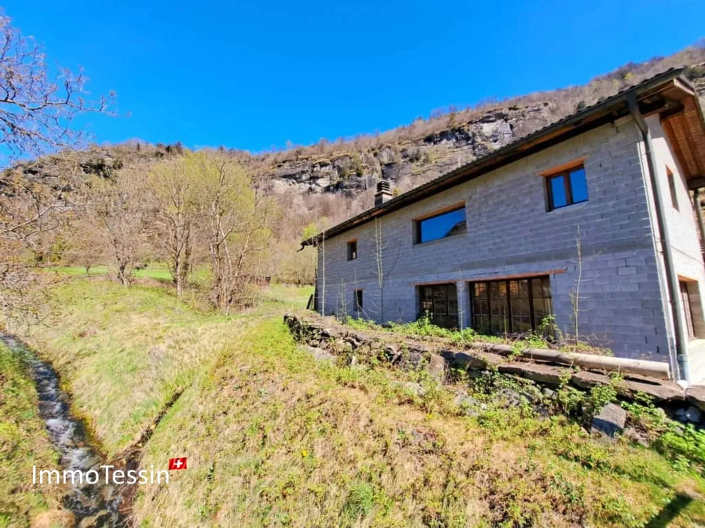 Un diamante grezzo con vista sulla cascata, potenziale illimitato e bellissima vista panoramica sulle montagne del Ticino - Foto 1 di 13
