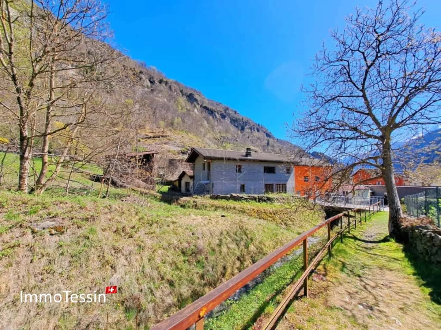 Un diamante grezzo con vista sulla cascata, potenziale illimitato e bellissima vista panoramica sulle montagne del Ticino - Foto 2 di 13