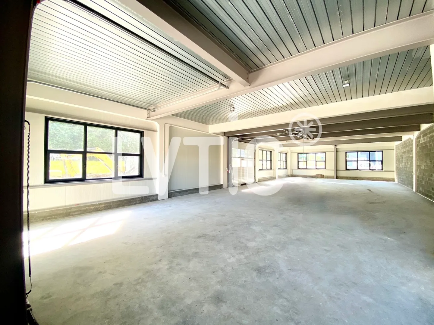 Magazzini, showroom, uffici, 1145 m2 divisibili in affitto vicino a Villeneuve - Foto 2 di 15