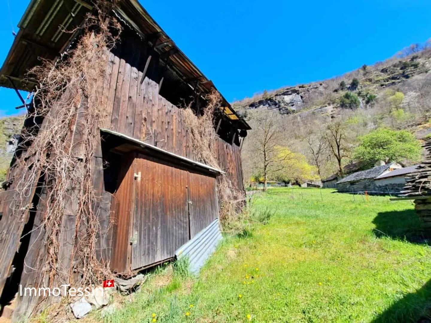 Un diamante grezzo con vista sulla cascata, potenziale illimitato e bellissima vista panoramica sulle montagne del Ticino - Foto 5 di 13