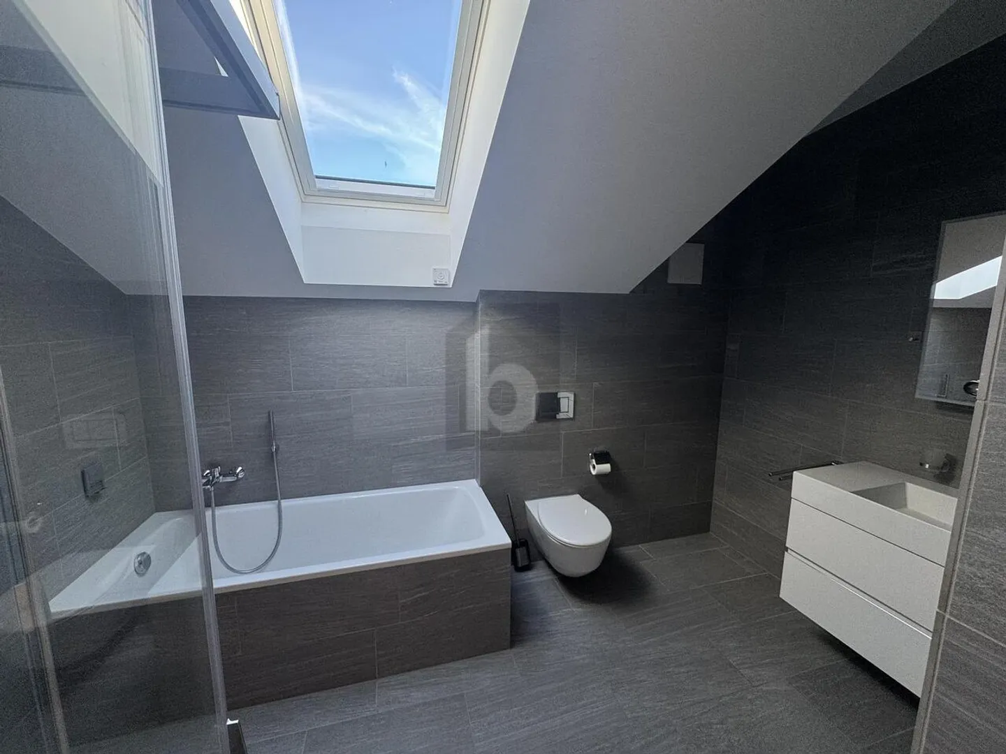 Luxuriöse Attika-Wohnung mit Bergblick - Foto 4 von 6